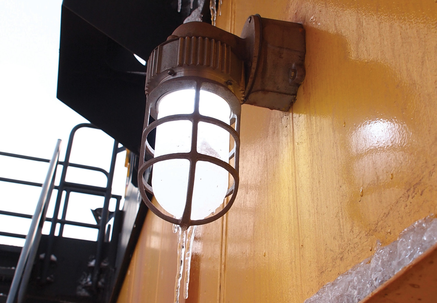 Metallic LED VP mounted at a mine site Metallic LED VP mounted at a mine site